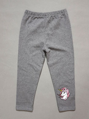 Quần legging dài bé gái thêu ngựa pony unicorn bé gái. size 1-10t, bé 8-25kg, chất thun cotton 100%, co dãn 4 chiều, form quần dài, hình in hoa lá  xinh xắn cho bé gái, bé mặc kết hợp áo rất xinh Việt Nam </Br>
size 1-5t, bé 8-15kg, giá 45k </Br>
size 6-8tt, bé 16-20kg giá 50k </Br>
size 9,10 bé 21-25kg. giá 55k
