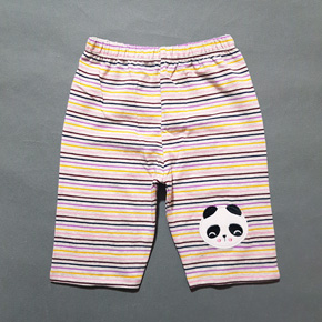 Quần legging lửng bé gái sọc thêu gấu panda. size 1-10t, bé 8-25kg, vải thun cotton 4 chiều mềm mại, co dãn tốt, họa tiết sọc nhiều màu thêu gấu panda dễ thương, form quần lửng qua gối, bé mặc kết hợp áo rất dễ thương, Việt Nam </Br>
size 1-5t, bé 8-15kg gia 45k </Br>
size 6-10t, bé 16-25kg giá 50k