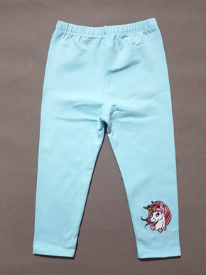 Quần legging dài bé gái dày ấm thêu pony unicorn bé gái. size 1-10t, bé 8-25kg, chất thun cotton 100%, co dãn 4 chiều, form quần dài, hình thêu ponycho bé gái, bé mặc kết hợp áo rất xinh, mẫu này vải dày ấm, sản xuất tại Việt Nam
size 1-5t, bé 8-15kg, giá 45k
size 6-8tt, bé 16-20kg giá 50k
size 9,10 bé 21-25kg. giá 55k