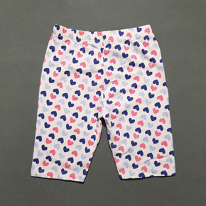 Quần legging lửng bé gái in hoa tiết trái tim dễ thương. size 1-10t, bé 8-25kg, vải thun cotton 4 chiều mềm mại, co dãn tốt, họa tiết  in trái tim  nhiều màu  dễ thương, form quần lửng qua gối, bé mặc kết hợp áo rất dễ thương, Việt Nam </Br>
size 2-5t, bé 8-15kg gia 45k </Br>
size 6-10t, bé 16-25kg giá 50k