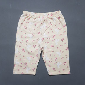 Quần legging lửng bé gái in họa tiết thỏ và hoa dễ thương. size 1-16t, bé 9-42kg </Br>
Thun cotton 4 chiều mềm mại, co dãn tốt</Br>
Họa tiết màu kem thỏ và hoa màu dể thương,  dễ phối áo </Br>
From quần lửng dễ mặc, thoải mái vận động </Br>
size 1-5t, bé 8-15kg: giá 45k </Br>
size 6-9t, bé 16-22kg, giá 50k </Br>
size 10,11 bé 23-26kg, giá 55.,60k </Br>
size 12-16  bé 27-43kg, giá 65k
