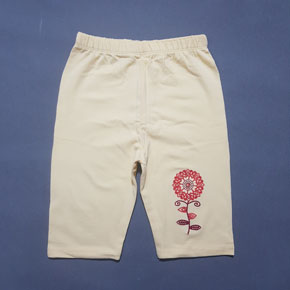 Quần legging lửng bé gái thêu hoa dễ thương. size 1-10t, bé 9-25kg </Br>
Thun cotton 4 chiều mềm mại, co dãn tốt</Br>
Họa tiết màu vàng kem thêu hoa dể thương,  dễ phối áo </Br>
From quần lửng dễ mặc, thoải mái vận động </Br>
size 1-5t, bé 8-15kg: giá 45k </Br>
size 6-9t, bé 16-22kg, giá 50k </Br>
size 10,11 bé 23-26kg, giá 55.,60k </Br>
