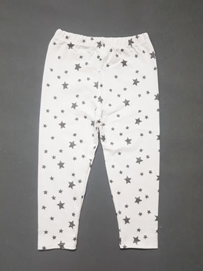 Quần legging dài bé gái màu trắng ngôi sao lấp lánh. size 1-10t, bé 8-25kg, chất thun cotton 100%, co dãn 4 chiều, form quần dài, màu trắng ngôi sao lấp lánh dễ thương cho bé gái, bé mặc kết hợp áo rất xinh Việt Nam </Br>
size 1-3t, bé 8-13kg, giá 45k </Br>
size 4-6t, bé 14-18kg giá 50k </Br>
size 7.8-9,10 bé 19-25kg. giá 55k </Br>
size 10: 23-26kg, gia 60k
