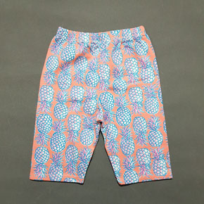 Quần legging lửng bé gái in trái thơm mùa hè. size 1-10t, bé 9-25kg </Br>
Thun cotton 4 chiều mềm mại, co dãn tốt</Br>
Họa tiết màu hồng on trái thơm dể thương,  dễ phối áo </Br>
From quần lửng dễ mặc, thoải mái vận động </Br>
size 1-5t, bé 8-15kg: giá 45k </Br>
size 6-9t, bé 16-22kg, giá 50k </Br>
size 10,11 bé 23-26kg, giá 55.k </Br>
