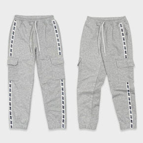 Quần thể thao jogger fom unisex túi hộp chạy chữ thể thao bé trai và gái. size 8-14t. bé 25-45kg </Br>
*Thun coton da cá loại 1, 100% cotton, co dãn tốt, mềm mại, đứng form quần</Br>
* Kiểu dáng thể thao, túi hộp, chạy viền chữ N.I.K.E </Br>
*  quần không dây rút, lưng thun, quần thích họp cho bé trai  và bé gái. từ 25-45kg </Br>
* giá từ 150-160k tùy size