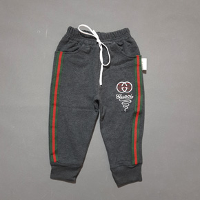 Quần thun thể thao phối sọc mềm mại và ấm áp cho bé trai. size 1-10t, tương ứng 10-25kg </Br>
* Chất liệu thun cotton mềm mại, co dãn mạnh, dày vừa phải, ấm áp cho bé </Br>
* From quần ống bo mềm, kiểu dáng thể thao phối sọc, dễ dàng kết hợp áo , bé mặc đi chơi, du lịch, chạy bộ, tập thể thao đều duoc</Br>
* hàng cty Việt Nam , hình chụp thật 100% </Br>
Bảng size tham khảo :</Br>
1: 8-10kg </Br>
2: 10-12kg </Br>
3: 12-13kg </Br>
4: 13-14kg </Br>
5: 14-15kg </Br>
6: 15-17kg </Br>
7: 17-18kg </Br>
8 18-20kg </Br>
9 20-23kg </Br>
10L 23-25kg</Br>
giá 80-95k tùy size