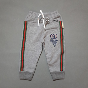 Quần thun thể thao phối sọc mềm mại và ấm áp cho bé trai. size 1-10t, tương ứng 10-25kg </Br>
* Chất liệu thun cotton mềm mại, co dãn mạnh, dày vừa phải, ấm áp cho bé </Br>
* From quần ống bo mềm, kiểu dáng thể thao phối sọc, dễ dàng kết hợp áo , bé mặc đi chơi, du lịch, chạy bộ, tập thể thao đều duoc</Br>
* hàng cty Việt Nam , hình chụp thật 100% </Br>
Bảng size tham khảo :</Br>
1: 8-10kg </Br>
2: 10-12kg </Br>
3: 12-13kg </Br>
4: 13-14kg </Br>
5: 14-15kg </Br>
6: 15-17kg </Br>
7: 17-18kg </Br>
8 18-20kg </Br>
9 20-23kg </Br>
10L 23-25kg</Br>
giá 80-95k tùy size