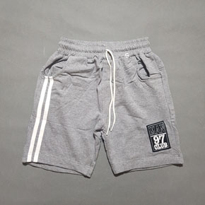 Quần lửng thun cotton da cá mềm mát 2 sọc thể thao bé trai. size 11-15 tương ứng bé 23-36kg, vải thun cotton da cá mềm mát, mỏng nhẹ, thích hợp xuân hè, lưng thun mềm mại cho con trai, mạc thoải mái dễ chịu, di học ỏ nhà di chơi đều duoc </Br>
Bảng size tham khảo </Br>
11: 22-25kg </Br>
12: 25-28kg </Br>
13: 25-28kg </Br>
14: 28-32kg </Br>
15: 32-36kg