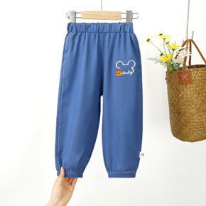 Quần demnin jean giấy mềm mát ống bo dài chống muổi cho bé trai và gái. chất liệu jean cotton giấy, demin, mểm mại, thoáng mát, chống muổi cho bé trai và gái, mặc đi học di chơi đi ldu lịch, cắm trại, bảo vệ đôi chân bé </Br>
Bảng size tham khảo, form chuẩn, nếu bé mạp bụng hoac mập đùi trừ hao 1 size thôi a </Br>
110: 13-18kg </Br>
120: 18-24kg </Br>
130 24-28kg </BR>
140: 28-33kg </Br>
150: 33-38kg </Br>
160: 39-45kg </Br>
gia 100-125k tùy size
