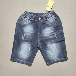 Quần lửng jean cotton co dãn in chữ thể thao cho con trai 26-45kg. size XL-5XL tương ưng bé trai 28-45kg, vải jean cotton co dãn, lưng thun mềm mại, xước nhẹ nhàng, from quần lửng , quần màu đậm  vừa cho bé trai kết hợp áo thun sơ mi đi học đi chơi </Br>
Bảng size tham khảo </Br>
XL: 28-32kg </Br>
2XL: 32-35kg </Br>
3XL: 35-38kg </Br>
4XL: 38-42kg </Br>
5XL 42-45kg