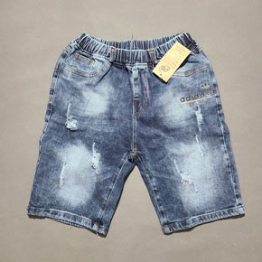 quần lửng jean cotton co dãn in chữ size đại bé trai 46-60kg. size 6XL-7xL tương ưng bé trai 45-65kg, vải jean cotton co dãn, lưng thun mềm mại, xước nhẹ nhàng, from quần lửng , quần màu đậm  vừa cho bé trai kết hợp áo thun sơ mi đi học đi chơi </Br>
6XL: 46-53kg </Br>
7XL: 54-60kg