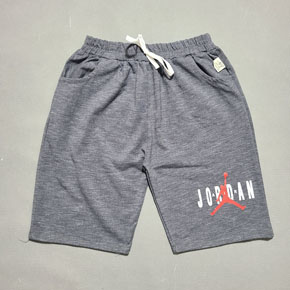 Quần lửng thun cotton kiểu dáng thể thao cho bé trai lớn. size 12-18 tương ứng 26-50kg </br>
Chất thun cotton xuất mềm mại, mình vải vừa phải, không quá dày như da cá, cũng kg quá mỏng, vừa đứng form, bé mặc nhà hay di hoc đi chơi deu dep </Br>
bảng size tham khảo </Br>
12: 26-30kg </Br>
14: 30-34kg </Br>
16: 35-40kg </Br>
18: 41-50kg