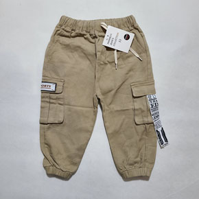 Quần kaki túi hộp mềm mại co dãn phong cách hiphop cho bé trai nhỏ. size 11-15 bé 11-18kg </br>
Chất liệu kaki mềm mại, co dãn ,  phong cách hiphop cho bé trai nhỏ diện thôi nôi, sinh nhật, noel giáng sinh tết... </Br>
quan ống bo dễ mặc, kết hợp cùng áo phông, áo thun, sơ mi, đều lịch sự </br>
bảng size tham khảo </Br>
11: 11-13kg </br>
12: 12-14kg </bR>
13: 13-15kg </br>
14: 15-16kg </Br>
15: 16-17kg