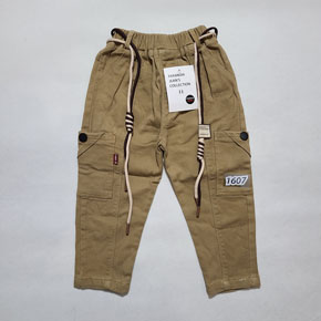 Quần kaki túi hộp mềm mại co dãn phong cách hiphop có dây cho bé trai nhỏ. size 11-15 bé 11-18kg </br>
Chất liệu kaki mềm mại, co dãn ,  phong cách hiphop cho bé trai nhỏ diện thôi nôi, sinh nhật, noel giáng sinh tết... </Br>
quan ống suôn, kèm dây phong cách hiphop thời trang, kết hợp cùng áo phông, áo thun, sơ mi, đều lịch sự </br>
bảng size tham khảo </Br>
11: 11-13kg </br>
12: 12-14kg </bR>
13: 13-15kg </br>
14: 15-16kg </Br>
15: 16-17kg