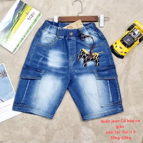 Quan lửng jean túi hộp kèm phụ kiện cho con trai lớn. size XL-5XL tương ưng bé trai 30-56kg, vải jean cotton co dãn, lưng thun mềm mại, in chữ thể thao, from quần lửng , quần túi hộp ngầu kèm phụ kiện cho bé trai kết hợp áo thun sơ mi đi học đi chơi </Br>
Bảng size tham khảo </Br>
XL: 28-33kg </Br>
2XL: 33-36kg </Br>
3XL: 41-45kg </Br>
4XL: 46-50kg </Br>
5XL 50-58kg