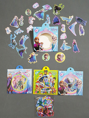 Bộ combo 28 miềng hình dán sticker kim tuyến phản quang hoạt hình elsa paw patrol. Kích cỡ gói 114*125mm, gồm 28 miếng sticker kim tuyến phản quang cùng chủ đề elsa và paw patrol</Br>
* Bộ combo 28 miếng , đã cắt sẵn,  bao gồm cả bao giấy in màu đẹp, bắt mắt thích hợp là quà tặng cho bé trai và gái </Br>
* Bộ combo 28 miếng hàng tốt, chính hãng D.i,sney, chủ đề elsa, phần 1,frozen phần 2 cho cả bé trai và gái </Br>
* Bộ hình dán sticker dán được cho tất cá cá đồ dùng , ly, chén, bình nước, vali, sách, vở, đồ dùng học tập, </Br>
* Bộ combo giá 28k/ 28 miếng dán cắt sẵn
* 