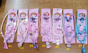 Bộ dây chuyền vòng tay bông tai nhẵn elsa pony sofia kitty cong chúa bé gái. sản phẩm gồm 1 vỉ  combo trang sức cho bé, thích hợp làm quà tặng quốc tế thiếu nhi 1-6, sinh nhật, giáng sinh, lễ tết, phần thường </Br>
- Gồm  1 dây chuyền đeo cổ, 1 vòng tay,  2 bông tai  1 nhẫn  </Br>
- Thích hợp cho bé từ 3 tuổi trở lên.</Br>
- Nhiều nhân vật hoạt hình mà các bé gái yêu thích như elsa, kitty, pony, công chúa, sofia... ( tương ứng với các đánh dấu số thứ tự 1-7 trên hình chụp)