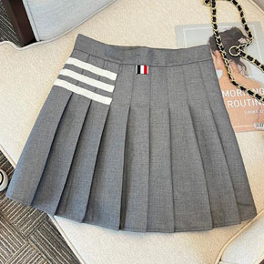 Váy quần xếp ly 3 sọc dễ thương cho bé gái. ize M-4XL tuong ứng bé 14-45kg, vải mềm nhẹ, lung thum, xếp ly phối 3 sọc cho bé gái đi múa di chơi , form váy ngắn có quần trong </Br>
bảng size tham khảo </Br>
M: 14-18kg<Br>
L: 18-21kg </Br>
XL: 22-25kg </Br>
2XL 25-30kg </Br>
3Xl: 30-35kg </Br>
4XL: 36-45kg
