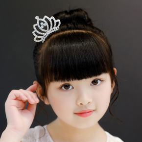 Vương miện đá công chúa búi tóc cho bé. có size 2: size nhỏ bé 1-4t , size lớn bé 4-10 tuổi, đính đá lấp lánh cho bé gái lớn, kết hợp cùng đầm da hội