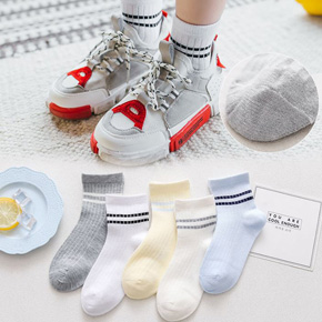 Combo 5 đôi vớ sọc cho bé trai cổ cao cho bé trai đi giày. size 6-8 và 9-12 , chất liệu cotton dệt mỏng vừa , mát, thấm mồ hôi, 2 sọc cổ cao cho bé trai đi giày </BR>
size 6-8: bé 3-6 tuổi, tương ứng size giày 25-30 </Br>
size 9-12, bé 6-10 tuoi, tuong ứng size giày 30-35 </Br>
Giá combo 5 đôi 5 màu như hình 80k/ 5 đôi </Br>
Mua lẻ 1 đôi 20k
