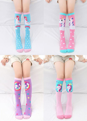 Vớ ( tất) cao cổ cotton hoạt hình ngựa ponu unicorn bé gái. dài vớ 42cm, freesize thích hợp bé 3-9 tuổi </br>
 chất liệu len cotton mềm mại, dày vừa, co dãn tốt, cho bé gái đi múa di chơi, </BR>
Vớ họa tiết pony unicorn mà các bé yêu thích, dễ kết hợp cùng dầm và quần cho con gái vừa cá tính mà ấm áp, bảo vệ dôi chân bé </br>
4 màu như hình
màu 1: xanh chấm bi </Br>
màu 2: hồng trái tim ngưa trắng </Br>
màu 3: tím </Br>
màu 4: hồng phấn </Br>
