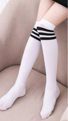 Vớ da ( tất) cao cổ sọc thể thao cho bé gái. * Chất liệu vớ da, co dãn tốt, dể mặc </BR>
* thích hợp cho bé gái 4-10tuổi </Br>
* Kiểu dáng thể thao, màu trắng cho bé gữ ấm, mặc đầm, đi múa, biểu diễn văn nghệ </Br>
Bảng size tham khảo </Br>
size M, chiều dài 40cm, bé 3-7 tuổi </Br>
size L, chiều dài 50cm, bé 7-10 tuổi