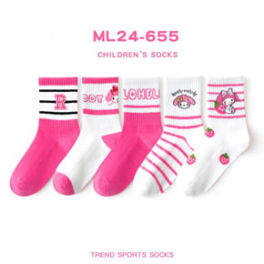 Combo 5 đôi vớ(tất) cotton hoạt hình melody cổ cao cho bé đi giày. chất liệu len cotton dày vua phải, co dãn tốt, ấm áp, giữ ấm chân, cổ cao cho bé đi giày, hoa tiết kuromi mà các bé yêu thích </br>
Có 3 size M,L, XL cho bé từ 2-10 tuổi </Br>
bảng size tham khảo </br>
M: 14-16cm, tuong ứng giày bé 25-28, bé 2-4 tuổi </br>
L: 17-19cm, tuong ứng giày bé 29-32, bé 5-8 tuổi </br>
XL: 19-22cm, tuong ứng giày bé 32-36, bé 7-10 tuổi </br>
gia 5 doi 98k, lẻ 1 doi bat kỳ 25k

