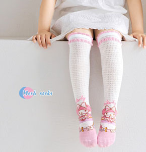 Vớ (tất) cao cổ họa tiết kuromi melody cotton len thoáng khí cho bé gái. freesize bé gái 2-7 tuổi, chiều dài vớ 39 dãn dến 42cm </br>
chất liệu len lỗ thoáng khí, co dãn, mềm mại, in hoa tiết kuromi và lượn sóng dễ thương cho bé gái </br>
Vớ cho bé kết hợp đầm đi chơi đi múa, giữ ấm </br>
co 3 màu cho bé lựa chọn </br>
Giá đôi 40k, combo 3 doi 100k