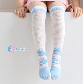 Vớ (tất) cao cổ họa tiết kuromi melody cotton len thoáng khí cho bé gái. freesize bé gái 2-7 tuổi, chiều dài vớ 39 dãn dến 42cm </br>
chất liệu len lỗ thoáng khí, co dãn, mềm mại, in hoa tiết kuromi và lượn sóng dễ thương cho bé gái </br>
Vớ cho bé kết hợp đầm đi chơi đi múa, giữ ấm </br>
co 3 màu cho bé lựa chọn </br>
Giá đôi 40k, combo 3 doi 100k
