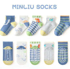Combo 5 đôi vớ (tất) cotton dày dặn chống trượt hoạt hình khủng long giữ ấm cho bé. chất liệu len cotton dày dặn, co dãn tốt, ấm áp, giữ ấm chân, đế chống trượt, hoa tiết spiderman khủng long mà các bé yêu thích </br>
Có 3 size  S,M,L,  cho bé từ 1-8 tuổi </Br>
bảng size tham khảo </br>
S: 12-14cm, tuong ứng guay 21-24, bé 1-3 tuổi </Br>
M: 14-16cm, tuong ứng giày bé 25-28, bé 3-5 tuổi </br>
L: 17-19cm, tuong ứng giày bé 29-32, bé 5-8 tuổi </br>
gia 5 doi 140k, lẻ 1 doi bat kỳ 35k </br>
Thuong hiệu Minliu sock