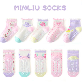 Combo 5 đôi vớ cotton dày dặn chống trượt hoạt hình pony uincorn giữ ấm cho bé. chất liệu len cotton dày dặn, co dãn tốt, ấm áp, giữ ấm chân, đế chống trượt, hoa tiết thỏ ngựa mà các bé yêu thích </br>
Có 3 size  S,M,L,  cho bé từ 1-8 tuổi </Br>
bảng size tham khảo </br>
S: 12-14cm, tuong ứng guay 21-24, bé 1-3 tuổi </Br>
M: 14-16cm, tuong ứng giày bé 25-28, bé 3-5 tuổi </br>
L: 17-19cm, tuong ứng giày bé 29-32, bé 5-8 tuổi </br>

gia 5 doi 140k, lẻ 1 doi bat kỳ 35k </br>
Thuong hiệu Minliu sock