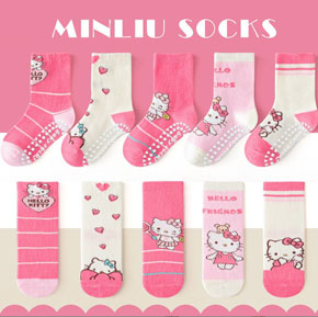 Combo 5 đôi vớ cotton cổ cao dày dặn chống trượt hoạt hình kitty giữ ấm cho bé. chất liệu len cotton dày dặn, co dãn tốt, ấm áp, giữ ấm chân, đế chống trượt, hoa tiết kitty hồng mà các bé yêu thích, vớ dạng cổ cao qua mắt cá  </br>
Có 3 size  S,M,L,  cho bé từ 1-8 tuổi </Br>
bảng size tham khảo </br>
S: 12-14cm, tuong ứng guay 21-24, bé 1-3 tuổi </Br>
M: 14-16cm, tuong ứng giày bé 25-28, bé 3-5 tuổi </br>
L: 17-19cm, tuong ứng giày bé 29-32, bé 5-8 tuổi </br>

gia 5 doi 140k, lẻ 1 doi bat kỳ 35k </br>
Thuong hiệu Minliu sock