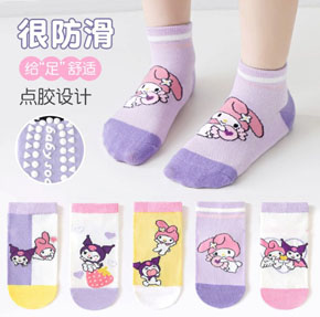 Combo 5 đôi vớ cotton cổ vừa dày dặn chống trượt hoạt hình kumori  melody ấm áp cho bé. hất liệu len cotton dày dặn, co dãn tốt, ấm áp, giữ ấm chân, đế chống trượt, hoa tiết thỏ melody kuromi à các bé yêu thích </br>
Có 4 size  S,M,L, xl cho bé từ 1-10 tuổi </Br>
bảng size tham khảo </br>
S: 12-14cm, tuong ứng guay 21-24, bé 1-3 tuổi </Br>
M: 14-16cm, tuong ứng giày bé 25-28, bé 3-5 tuổi </br>
L: 17-19cm, tuong ứng giày bé 29-32, bé 5-8 tuổi </br>
XL: 20-22cm tuong ứng giày 33-37, be 8-12 tuổi
gia 5 doi 140k, lẻ 1 doi bat kỳ 35k </br>
Thuong hiệu Minliu sock