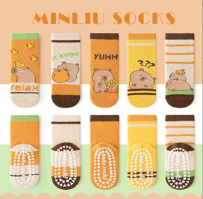 Combo 5 đôi vớ cotton cổ cao dày dặn chống trượt hoạt hình  capybara  ấm cho bé. chất liệu len cotton dày dặn, co dãn tốt, ấm áp, giữ ấm chân, đế chống trượt, hoa tiết chuột Capy bara mà các bé yêu thích, vớ dạng cổ cao qua mắt cá  </br>
Có 4 size  S,M,L, XL  cho bé từ 1-8 tuổi </Br>
bảng size tham khảo </br>
S: 12-14cm, tuong ứng guay 21-24, bé 1-3 tuổi </Br>
M: 14-16cm, tuong ứng giày bé 25-28, bé 3-5 tuổi </br>
L: 17-19cm, tuong ứng giày bé 29-32, bé 5-8 tuổi </br>

gia 5 doi 140k, lẻ 1 doi bat kỳ 35k </br>
Thuong hiệu Minliu sock